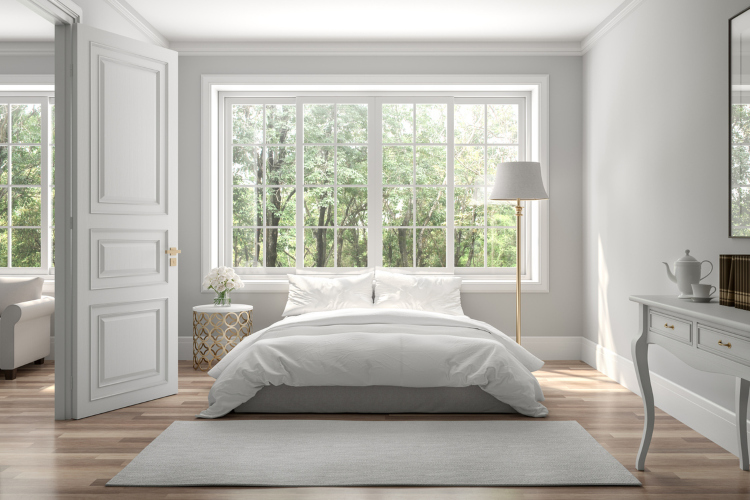 Udobna spavaća soba sa lepim dekorativnim lajsnama